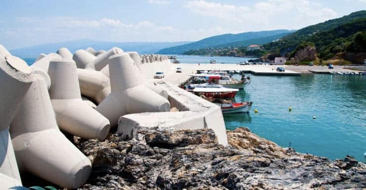 A photo of a beautiful sore you can visit with out vessel